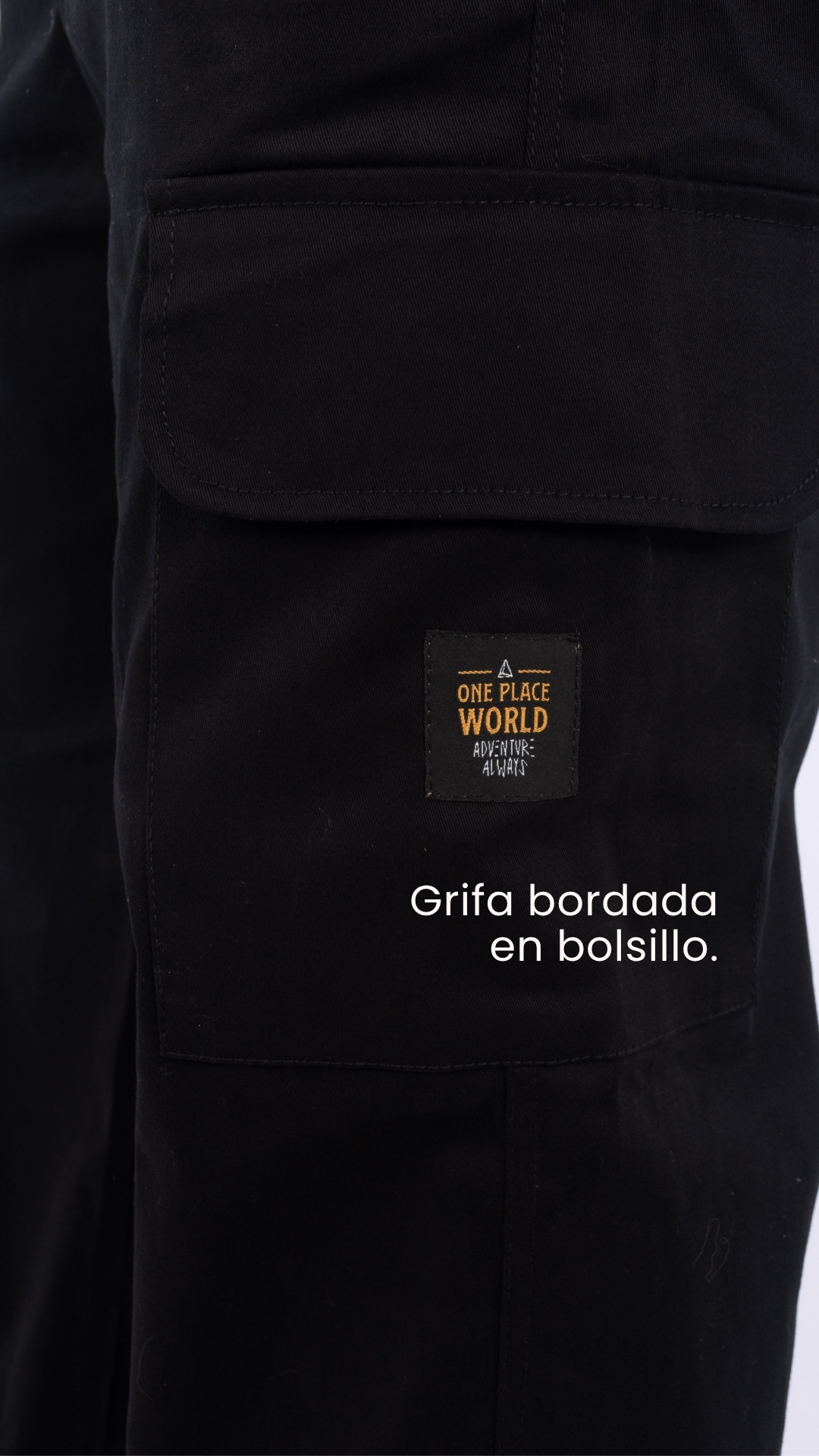 Grifa bordada en bolsillo.
